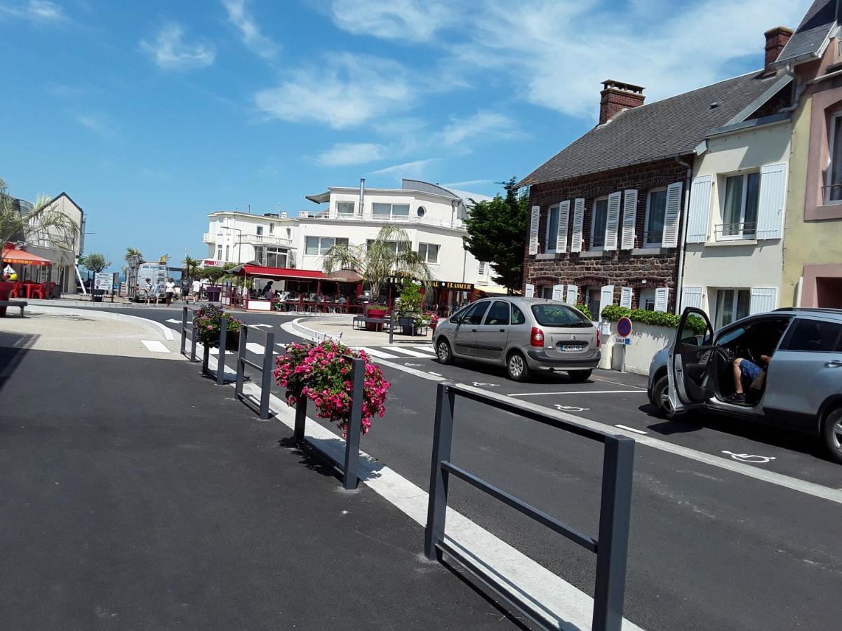 Maison De Vacances A Saint Martin De Brehal Pres De Granville Екстериор снимка